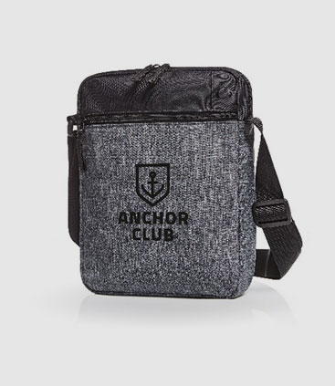 Das Bild zeigt eine crossbag Tasche zum umhängen von anchor club individuell bedruckbarer werbemittel rgp team berlin, ihrem Experten für moderne Werbemittel.