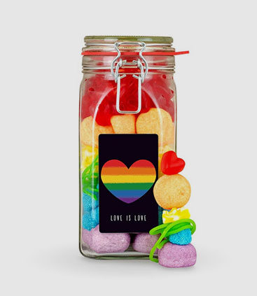 Das Bild zeigt regenbogensüßigkeiten im schönen glas zum verschenken, ideal zum Pride Month, als Werbemittel, individuell bedruckbar bei rgp team berlin, ihrem Experten für moderne, emotionale Werbemittel.