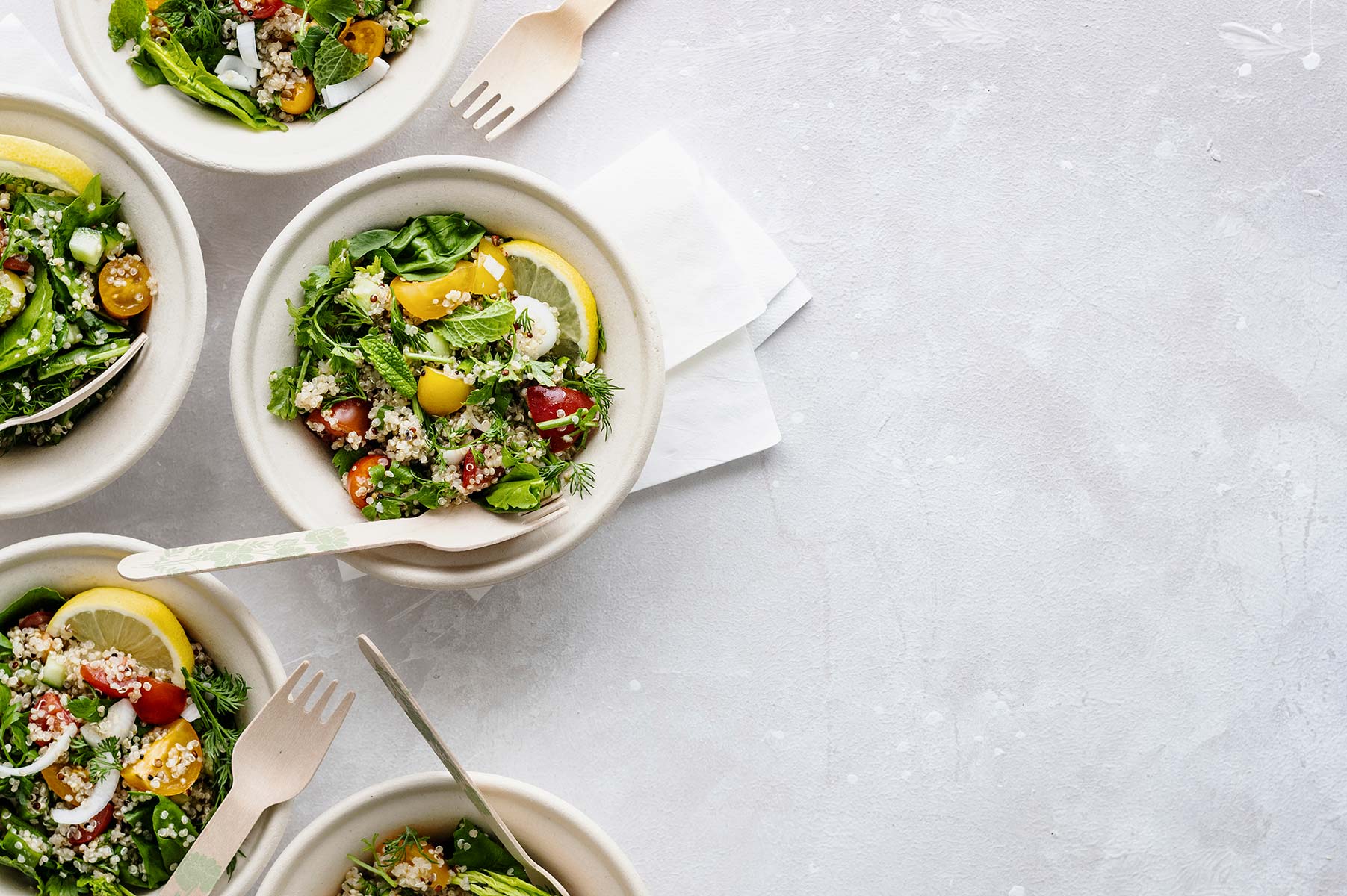 Das Bild zeigt Salat in einer to go Schale und to go Besteck und dient als Beitragsbild für Werbemittel to-go vom RGP-Team ihre Werbemittelprofis