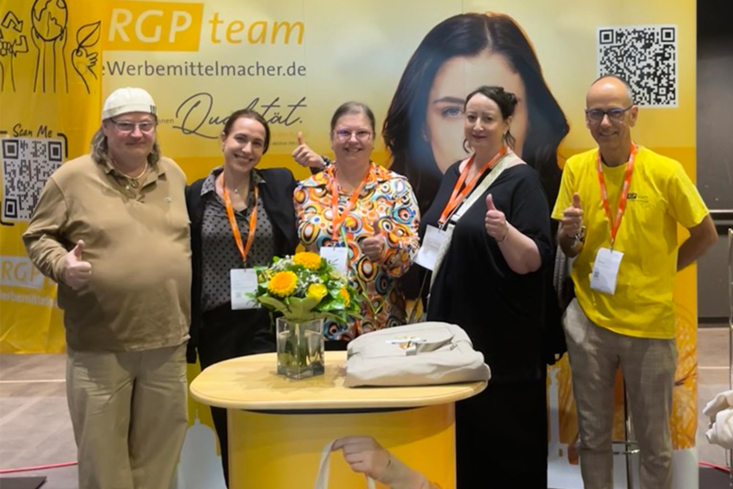 Das Bild zeigt das engagierte Team der Werbemittelprofis von RGP-Team-Werbemittel aus Berlin auf der newsWeek Messe 2025