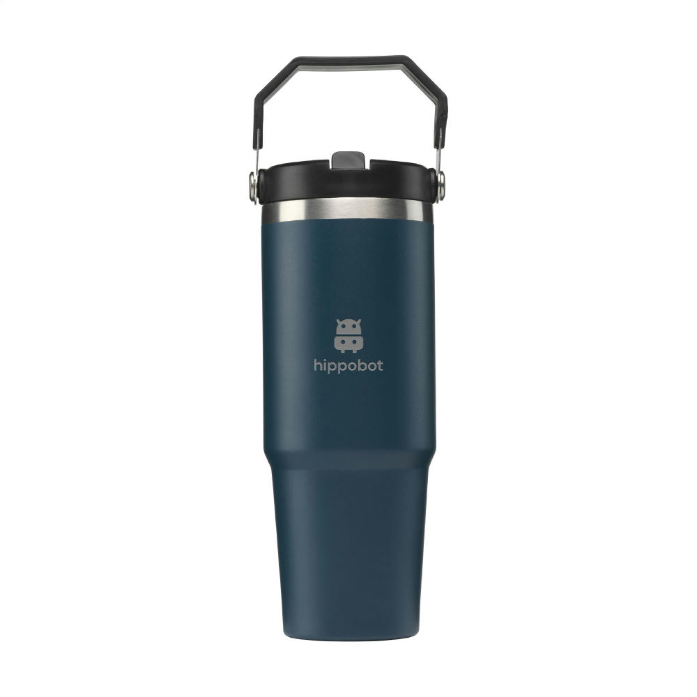 WoW! Großer, doppelwandiger Trinkbecher aus recyceltem Edelstahl mit Strohhalm. Der auffällige, robuste Becher hat einen großen, drehbaren Henkel und einen Schraubdeckel mit klappbarem Trinkauslauf und Strohhalm. Dieser große Becher hält Getränke lange Zeit auf Temperatur.