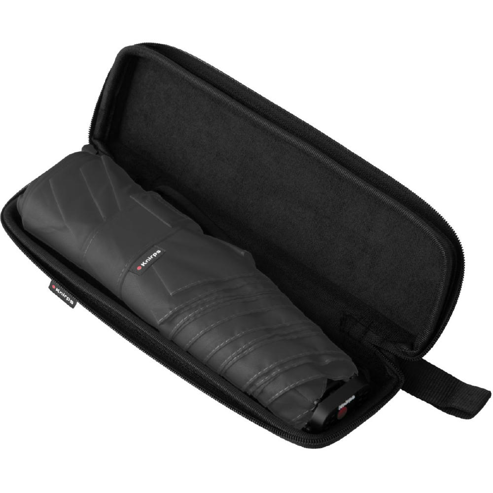 Wohin mit dem nassen Regenschirm? In das Knirps Dry Case®! Mit saugfähiger Mikrofaser schützt es alle wasserempfindlichen Gegenstände in der Tasche vor Nässe.