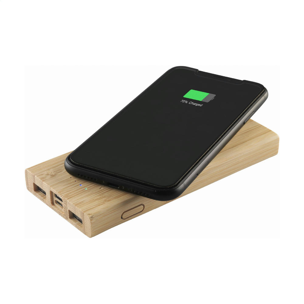 Leistungsstarke kabellose Bambus-Ladestation aus natürlichem Bambus mit eingebauter Lithium-Polymer-Batterie (8000 mAh). Lädt Smartphones oder Tablets schnell über die USB-Anschluss und verfügt über eine integrierte 5-W-Ladefunktion zum kabellosen Laden von Mobilgeräten, die das QI-kabellose Laden unterstützen (neueste Generationen von Android und iPhone).